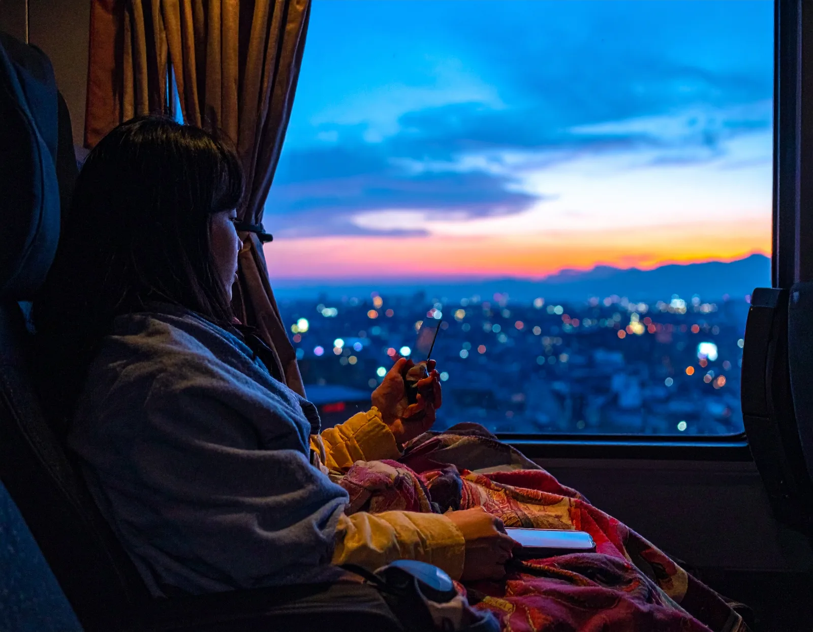 20代女性向け夜行バス弾丸旅行の持ち物と快眠のコツ完全ガイド