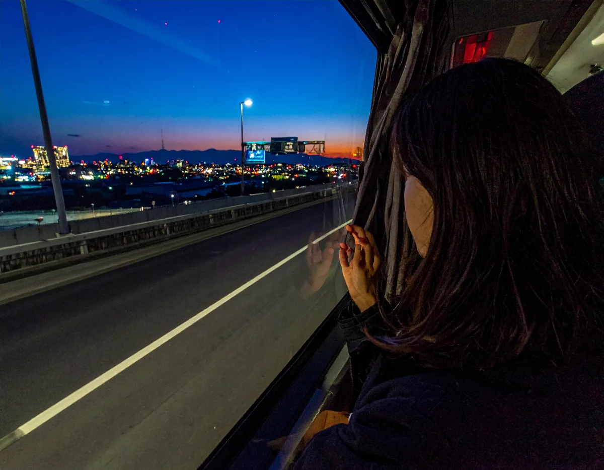 夜行バスでぐっすり眠る答えは、アイマスクと耳栓を消灯前に着け終えること